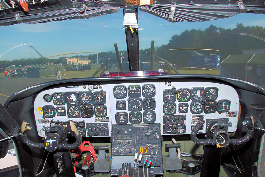 Do_28_D-2_-_Cockpit.jpg