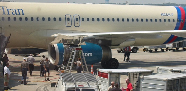 N951LF - cowling damage.jpg